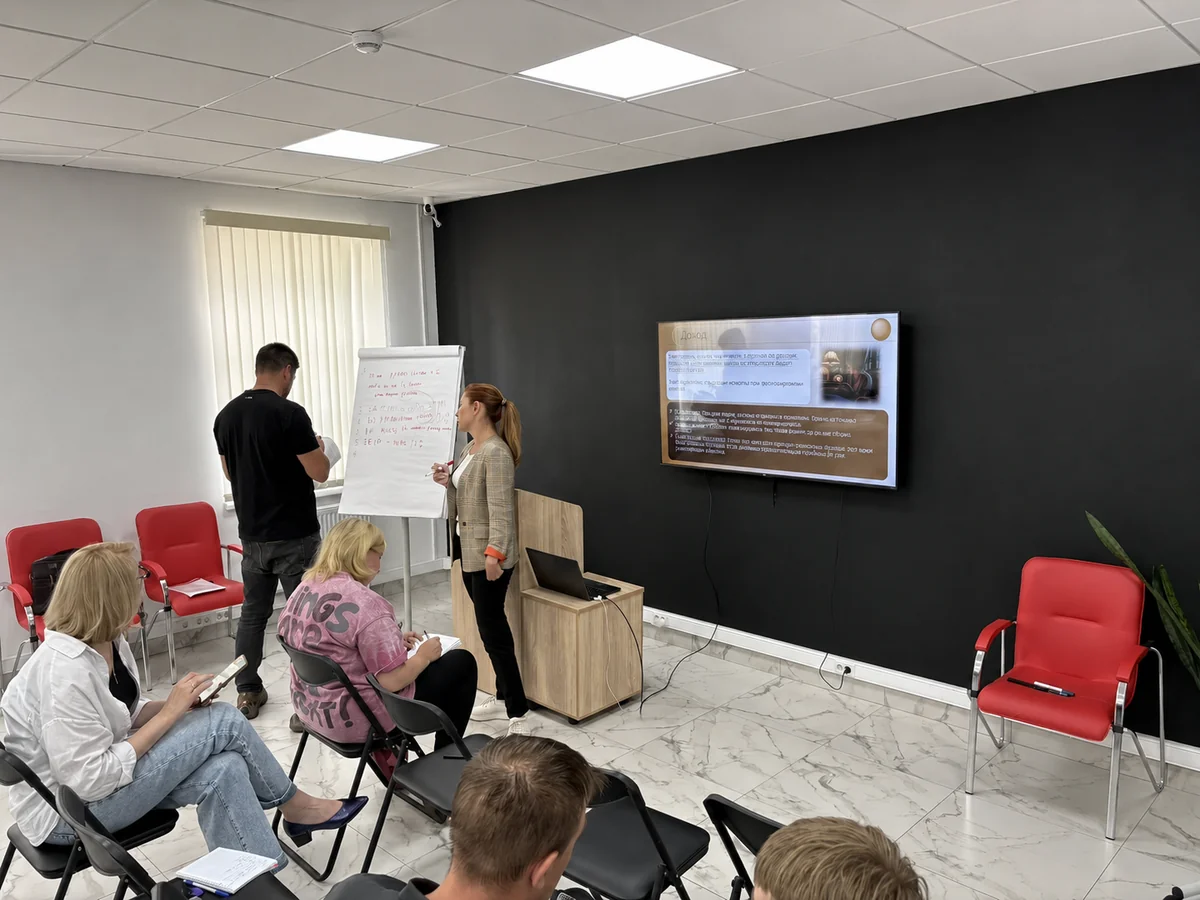 Работа Натальи Репко с участниками у флипчарта